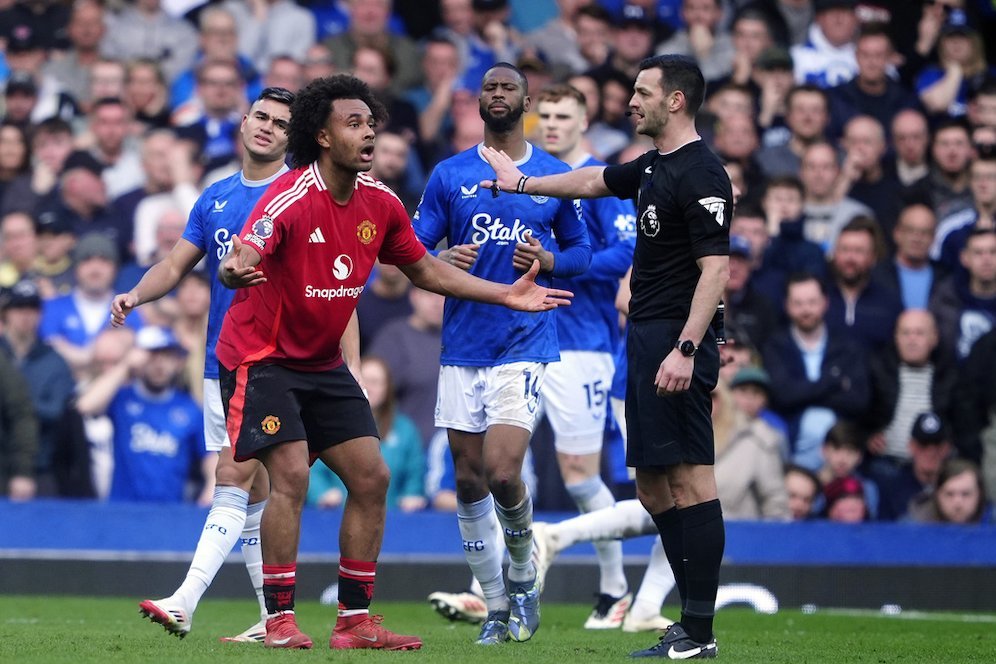 Wasit dan VAR yang Menyelamatkan MU Saat Melawan Everton Wasit dan VAR yang Menyelamatkan MU Saat Melawan Everton