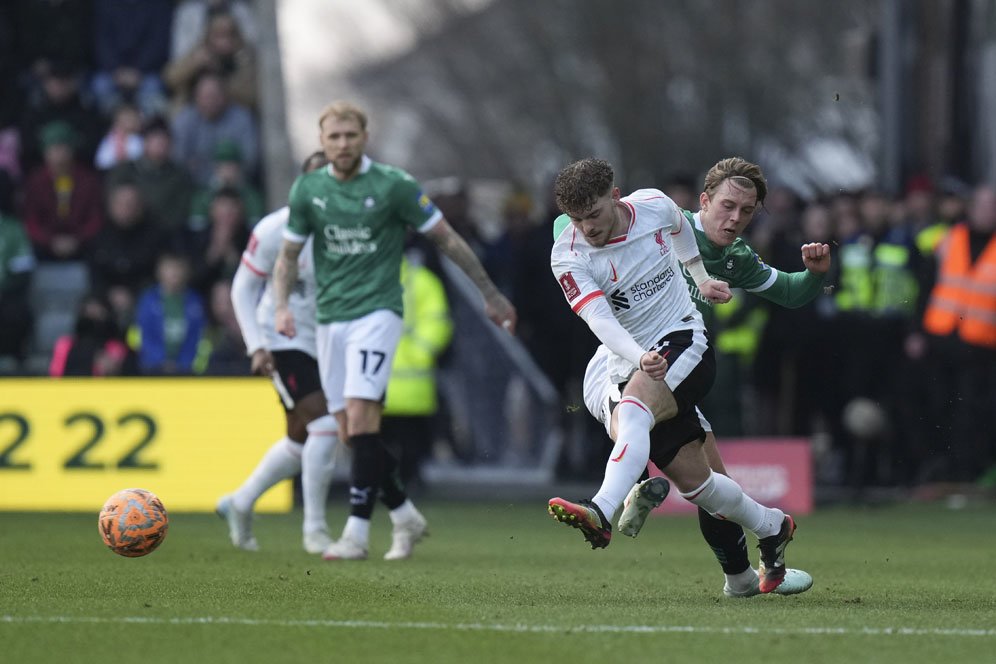 Pembelaan Elliott yang Bikin Handball di Laga Plymouth vs Liverpool: Kalau Lompat Lengan Harus di Samping Gitu? Pembelaan Elliott yang Bikin Handball di Laga Plymouth vs Liverpool: Kalau Lompat Lengan Harus di Samping Gitu?