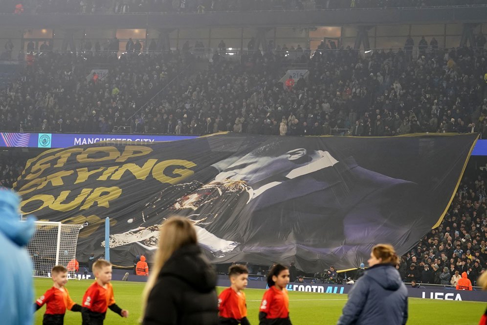 Spanduk 'Stop Crying Your Heart Out' di Laga Man City vs Real Madrid: Sindiran yang Berbalik jadi Bumerang Spanduk 'Stop Crying Your Heart Out' di Laga Man City vs Real Madrid: Sindiran yang Berbalik jadi Bumerang