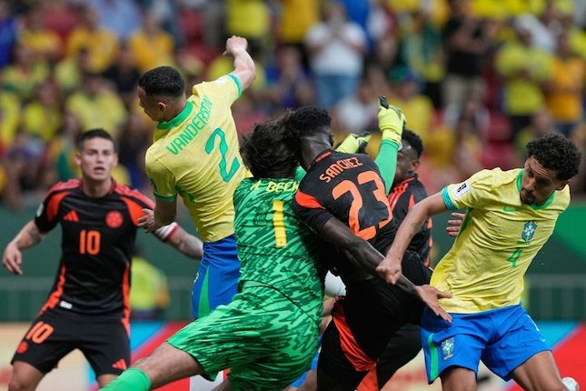 Doa Van Dijk untuk Alisson Becker