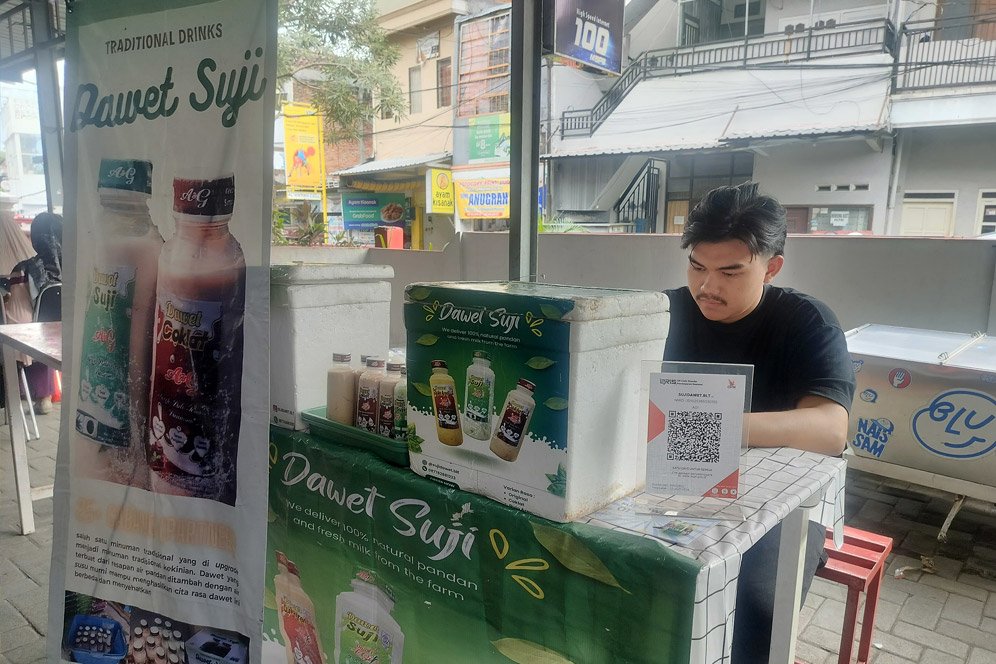 Dawet Suji Dimudahkan dengan QRIS BRI dan Dikenal Berkat Ramadhan Fest Rumah BUMN Dawet Suji Dimudahkan dengan QRIS BRI dan Dikenal Berkat Ramadhan Fest Rumah BUMN