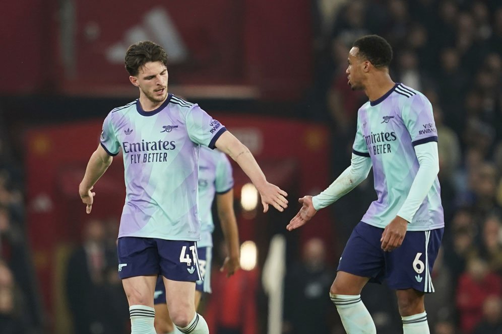 Arsenal Ditahan Imbang Man United, Fans Kibarkan Bendera Putih Dalam Perburuan Gelar EPL, Selalu Ada Tahun Depan! Arsenal Ditahan Imbang Man United, Fans Kibarkan Bendera Putih Dalam Perburuan Gelar EPL, Selalu Ada Tahun Depan!