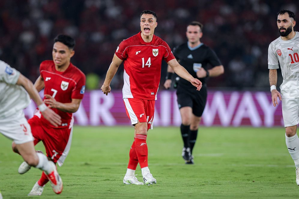 Dwi Tunggal: Chemistry Instan Joey Pelupessy dan Thom Haye di Lapangan Tengah