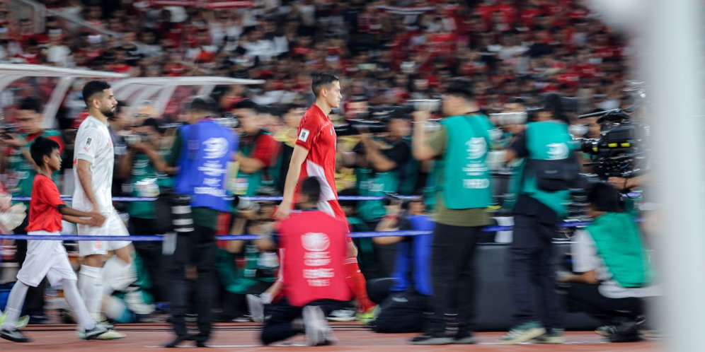 Jay Idzes memasuki lapangan pada laga Indonesia vs Bahrain di Kualifikasi Piala Dunia 2026 (c) Bagaskara Lazuardi