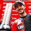 Pecco Bagnaia dan Franco Morbidelli Saling Antarkan Trofi Usai Maverick Vinales Dipenalti di MotoGP Qatar 2025