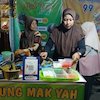 Merasakan Antusiasme Hari Pertama Rujak Mak Yah Berjualan Pakai QRIS BRI Merasakan Antusiasme Hari Pertama Rujak Mak Yah Berjualan Pakai QRIS BRI