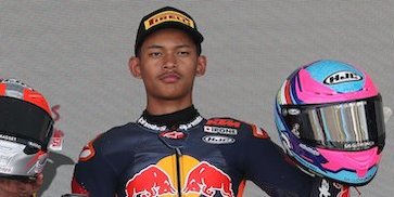 18 Rider Sengit Sejak Start, Veda Ega Pratama Lega Rebut Kemenangan Perdana di Race 1 Red Bull Rookies Cup Italia 2025