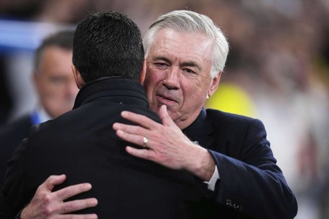 Pelatih Real Madrid Carlo Ancelotti (kanan) dan manajer Arsenal Mikel Arteta berpelukan jelang laga leg kedua perempat final Liga Champions, Kamis (17/4/2025) dini hari WIB. (c) AP Photo/Manu Fernandez