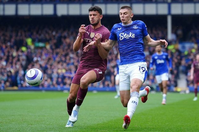 Babak Pertama Matheus Nunes dan Vitaliy Mykolenko berebut bola dalam laga Premier League antara Everton vs Manchester City, Sabtu, 19 April 2025. (c) Peter Byrne/PA via AP