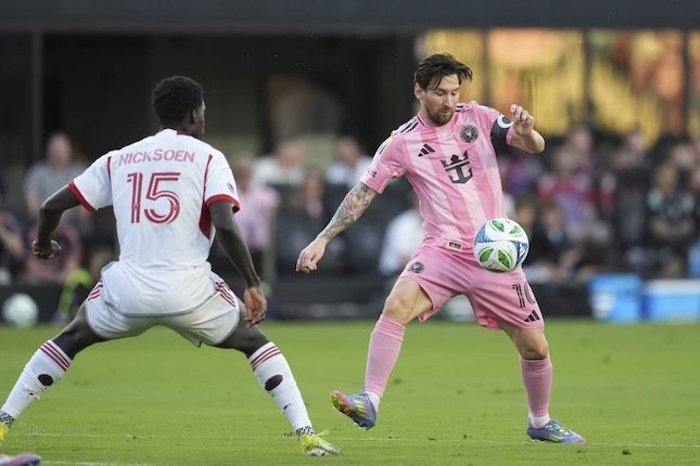 Gol Bersejarah Lionel Messi Aksi Lionel Messi dalam laga Inter Miami vs Toronto FC di MLS. (c) AP Photo/Rebecca Blackwell