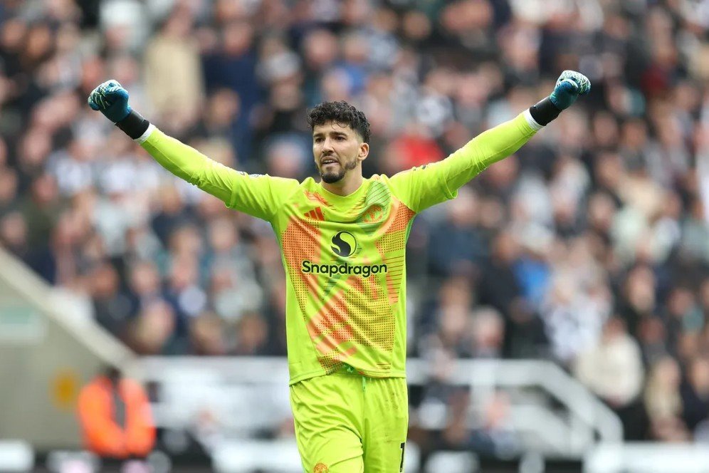 Solidaritas Kiper MU: Altay Bayindir Bikin Blunder, Andre Onana Beri Dukungan