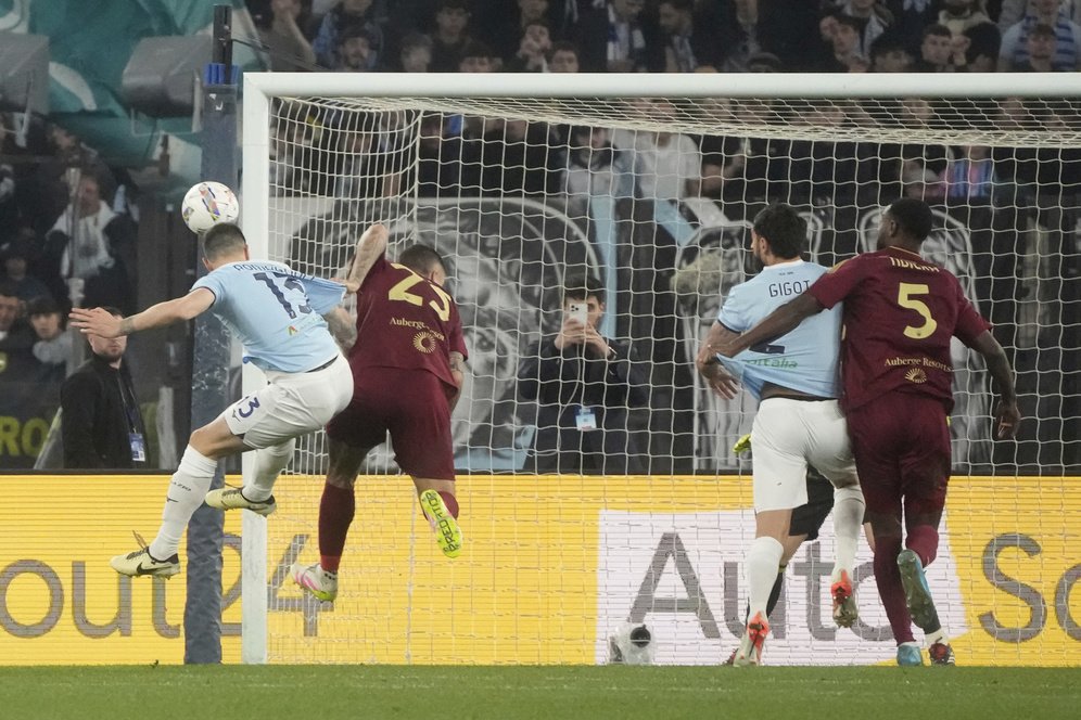 Momen Emosional Romagnoli: Cetak Gol dan Cium Logo Lazio di Derby della Capitale Momen Emosional Romagnoli: Cetak Gol dan Cium Logo Lazio di Derby della Capitale