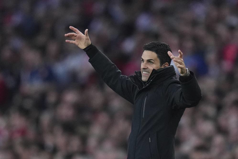 Tiru Aksi Provokatif Kim Sang-sik, Mikel Arteta Didorong Pedro Porro saat Lemparan ke Dalam