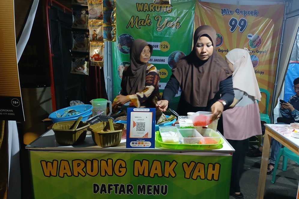 Merasakan Antusiasme Hari Pertama Rujak Mak Yah Berjualan Pakai QRIS BRI Merasakan Antusiasme Hari Pertama Rujak Mak Yah Berjualan Pakai QRIS BRI