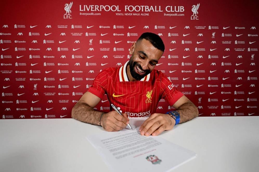 Mohamed Salah dan Jam Tangan Super Langka Saat Teken Kontrak Baru di Liverpool
