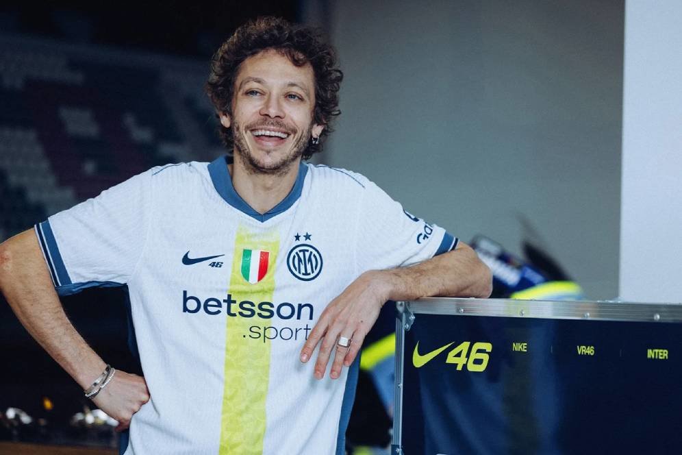 Inter Milan Luncurkan Jersey Edisi Khusus Valentino Rossi: Perpaduan Sepak Bola dan Balap Inter Milan Luncurkan Jersey Edisi Khusus Valentino Rossi: Perpaduan Sepak Bola dan Balap