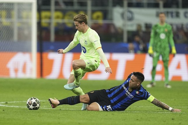 Perebutan bola antara gelandang Barcelona, Frenkie de Jong dan penyerang Inter Milan, Lautaro Martinez di leg kedua semifinal Liga Champions 2024-2025. (c) AP Photo/Antonio Calanni