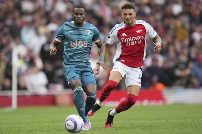 Masalah di Lini Pertahanan Pemain Bournemouth Dango Ouattara (kiri) berebut bola dengan bek Arsenal, Ben White dalam laga Premier League, Sabtu (3/5/2025). (c) AP Photo/Kin Cheung