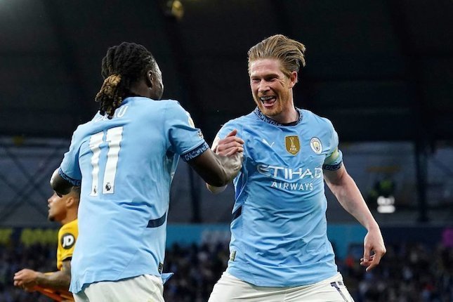 Persaingan Ketat dengan Pesaing Lain Gelandang Manchester City Kevin De Bruyne merayakan gol bersama Jeremy Doku dalam laga Premier League 2024/2025 kontra Wolverhampton, Sabtu (3/5/2025) dini hari WIB. (c) Martin Rickett/PA via AP