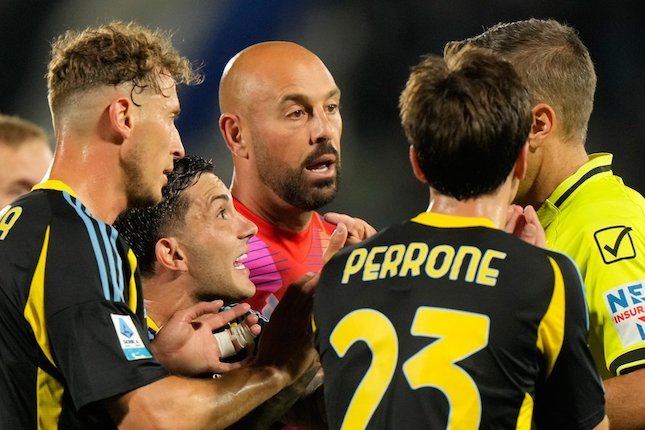 Dominasi Inter sejak Awal Laga Reaksi Pepe Reina usai diganjar kartu merah dalam laga Serie A antara Como vs Inter Milan, Sabtu (24/5/2025). (c) AP Photo/Luca Bruno