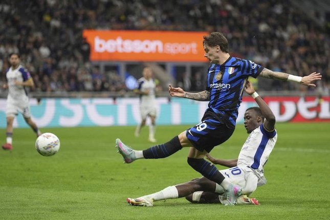 Babak Kedua Aksi Nicola Zalewski dalam laga Serie A antara Inter Milan vs Hellas Verona di Stadion San Siro, Minggu (4/5/2025) dini hari WIB. (c) AP Photo/Antonio Calanni