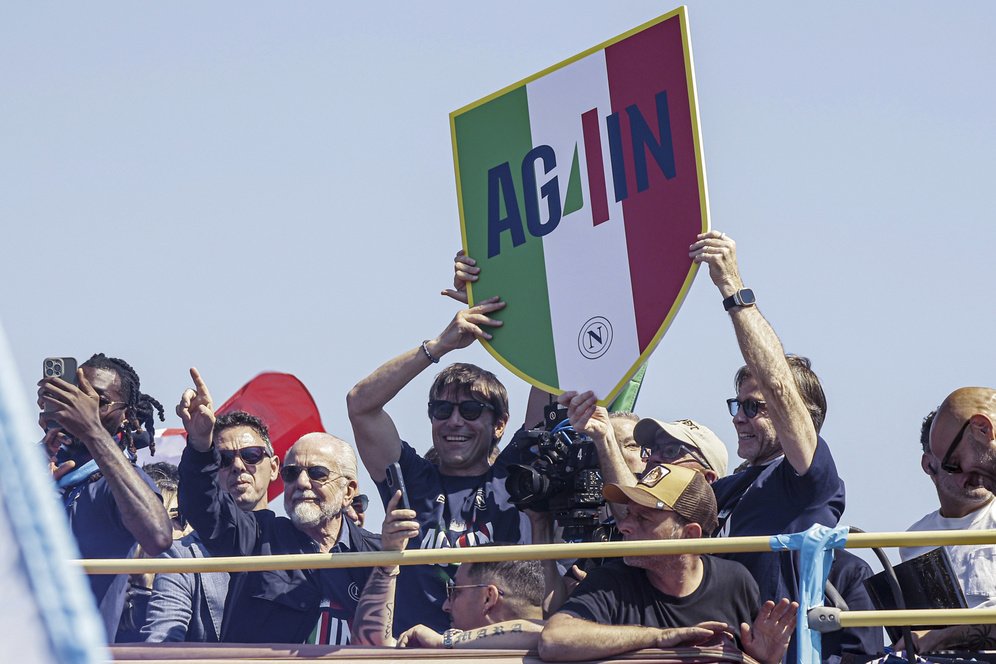 Sinyal Kepergian Conte dari Napoli itu Nyata, Dinyalakan Sang Presiden Saat Parade Juara Sinyal Kepergian Conte dari Napoli itu Nyata, Dinyalakan Sang Presiden Saat Parade Juara