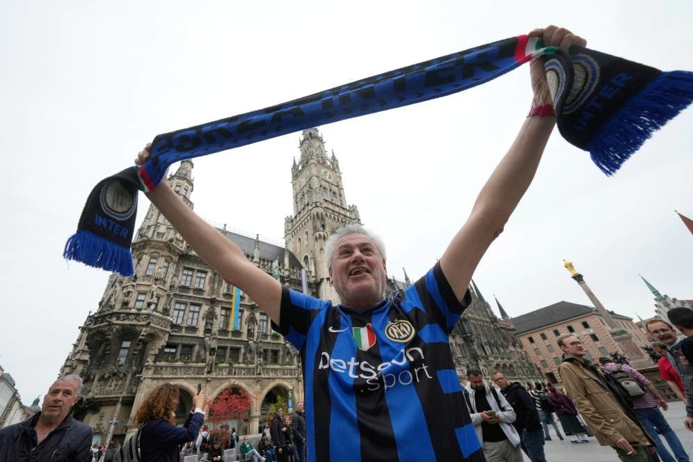 Alasan Inter Milan Mengenakan Pita Hitam di Final Liga Champions 2024/2025 Alasan Inter Milan Mengenakan Pita Hitam di Final Liga Champions 2024/2025