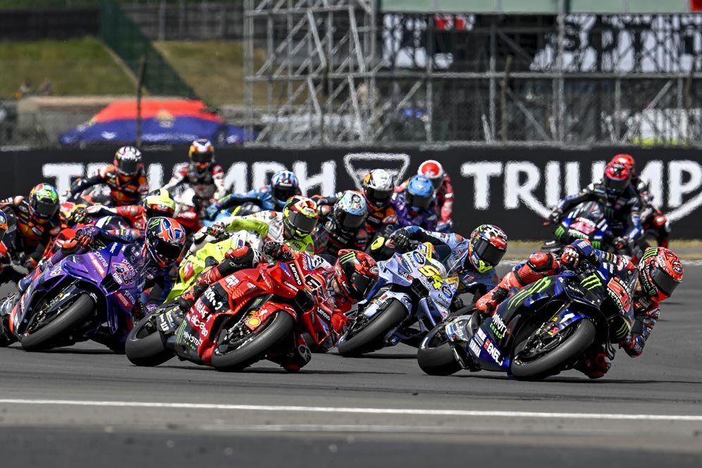 Mengapa Semua Pembalap Boleh Ikut Restart Usai Insiden Kebocoran Oli di MotoGP Inggris 2025? Begini Regulasinya