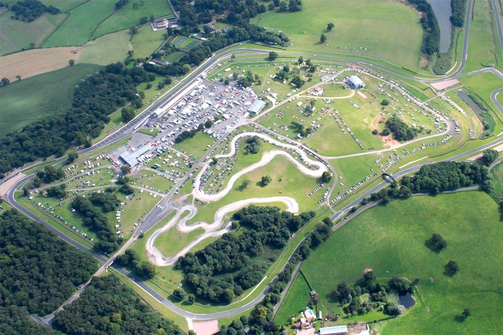 Tragedi British Supersport 2025 Oulton Park: 11 Rider Kecelakaan di Tikungan Pertama, 2 Meninggal Dunia Tragedi British Supersport 2025 Oulton Park: 11 Rider Kecelakaan di Tikungan Pertama, 2 Meninggal Dunia