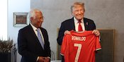Donald Trump Dapat Jersey dengan Pesan Khusus dari Cristiano Ronaldo, Apa Isinya?