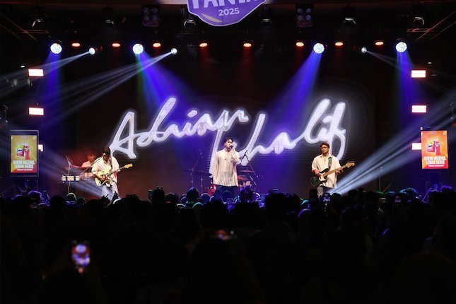 Dari Musik Chill dan Galau Hingga Jedag Jedug Party ala Gen Z Penampilan Adrian Khalif di KapanLagi Pensi Bareng Fanta 2025 (c) KLY