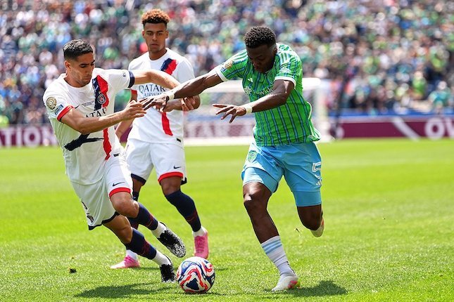 Babak Kedua Achraf Hakimi (PSG) dan Nouhou Tolo (Seattle Sounders) mengejar bola dalam laga Club World Cup Grup B antara Seattle Sounders dan PSG (c) AP Photo/Lindsey Wasson