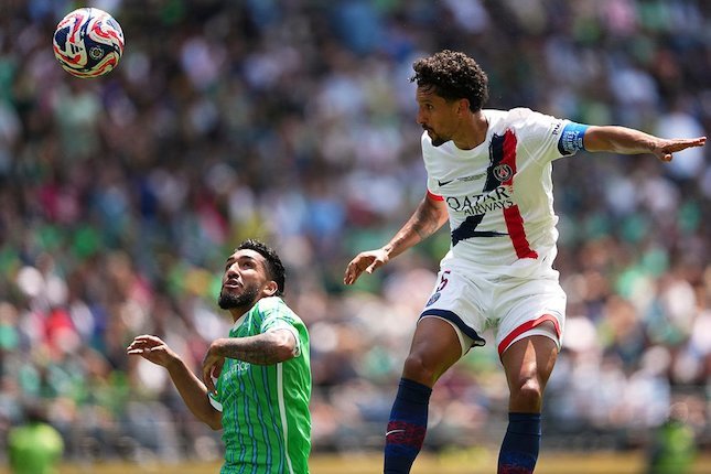 Babak Pertama Marquinhos (PSG) menyundul bola dari Nouhou Tolo (Seattle Sounders) dalam laga Club World Cup Grup B antara Seattle Sounders dan PSG (c) AP Photo/Lindsey Wasson