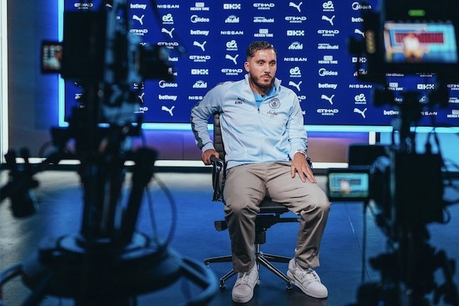 Rayan Cherki di sesi perkenalan Manchester City (c) Official Man City