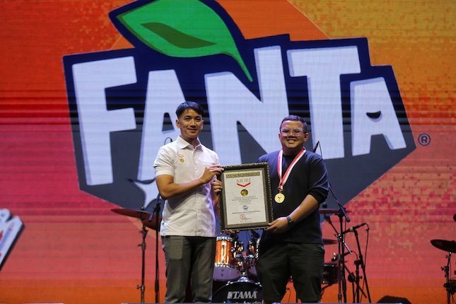 Pemecahan Rekor MURI Swafoto Polaroid Terbanyak oleh Pelajar Suasana pemecahan rekor MURI di KapanLagi Pensi Bareng Fanta 2025 (c) KLY