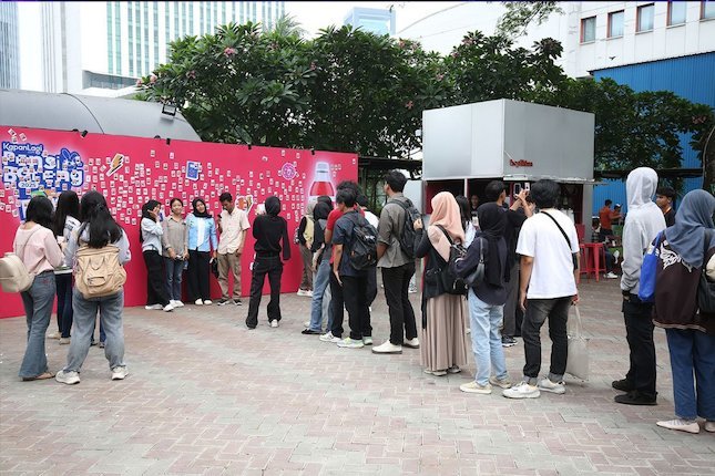 Test Ride Gaya Anak Muda Yamaha Fazzio Hybrid Para pengunjung berswafoto di Wall of Fame Fanta pada acara KapanLagi Pensi Bareng Fanta 2025 (c) KLY