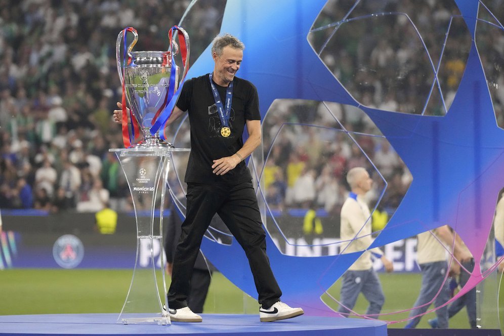Bukan Kaos Biasa, Ini Makna di Balik Kaos Hitam yang Dipakai Luis Enrique Saat Rayakan Gelar Juara Liga Champions