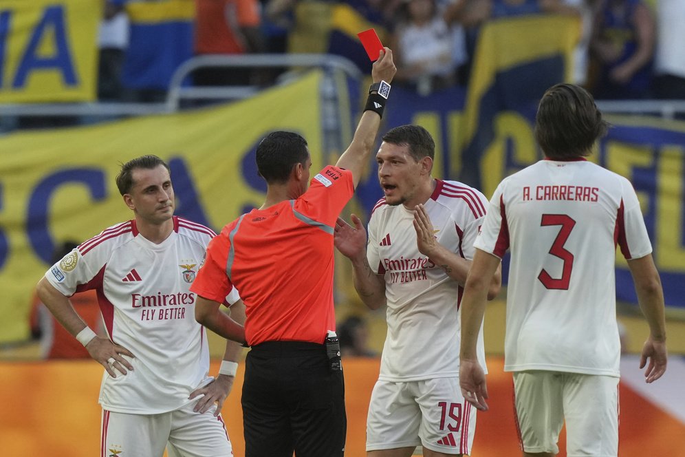Aksi Nyeleneh Wasit di Piala Dunia Antarklub 2025: Keluarkan Kartu Remi di Laga Boca Juniors vs Benfica? Aksi Nyeleneh Wasit di Piala Dunia Antarklub 2025: Keluarkan Kartu Remi di Laga Boca Juniors vs Benfica?