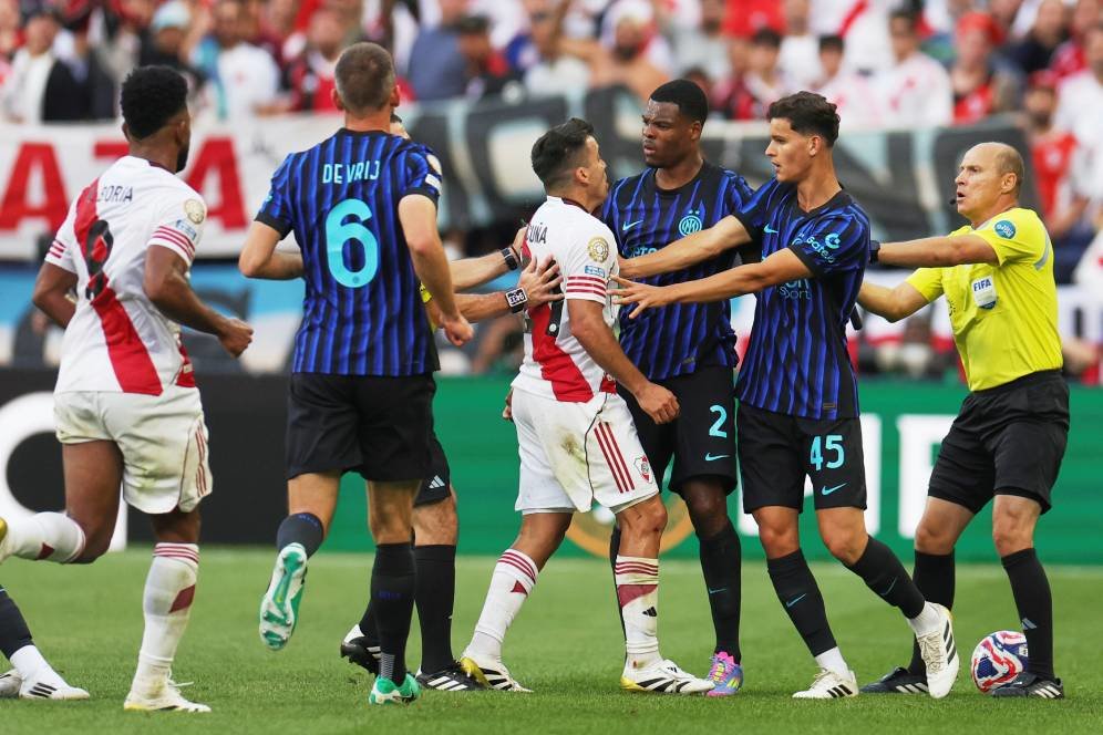 Emosi Meledak di Akhir Laga Inter vs River Plate! Acuna Nyaris Adu Jotos dengan Dumfries