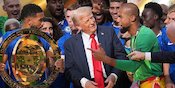 Donald Trump Simpan Trofi Asli Piala Dunia Antarklub di Oval Office, Chelsea Cuma Dapat Replika Donald Trump Simpan Trofi Asli Piala Dunia Antarklub di Oval Office, Chelsea Cuma Dapat Replika