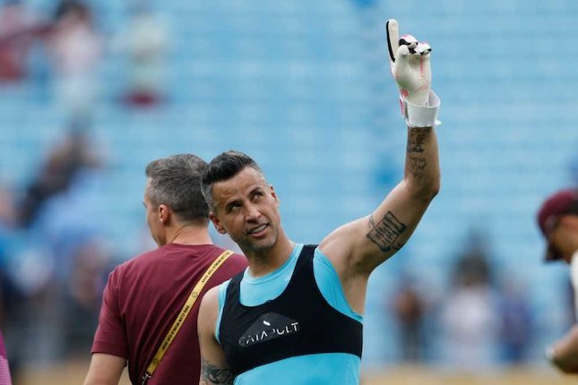 Fabio Mengejar Rekor Legendaris Peter Shilton