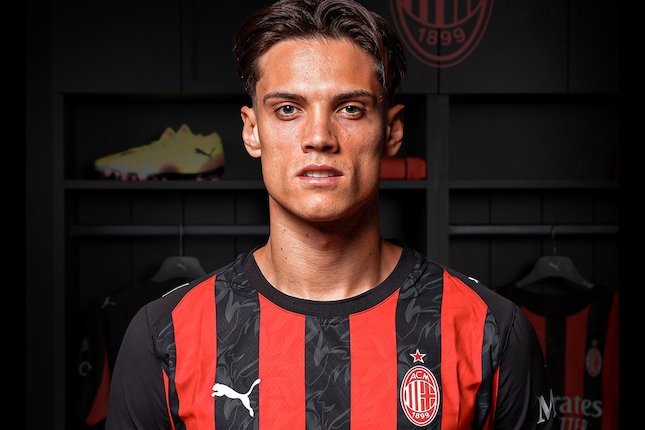 Gabung Milan jadi Momen Terbaik dalam Karier Samuele Ricci dikenalkan sebagai pemain baru AC Milan (c) Official AC Milan