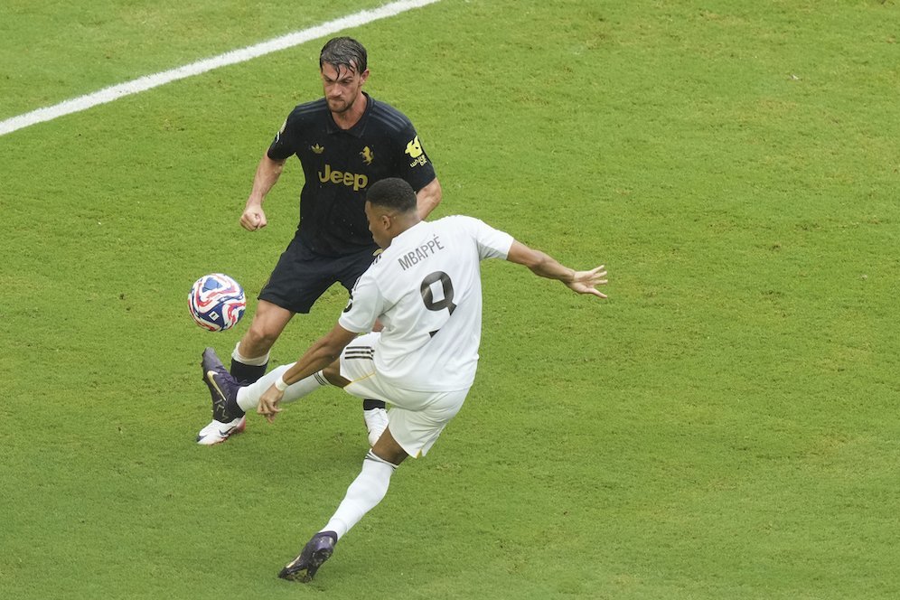 Gagal Beli Bek Baru, Juventus Terpaksa 'Jilat Ludah Sendiri' dan Andalkan 2 Pemain Ini?