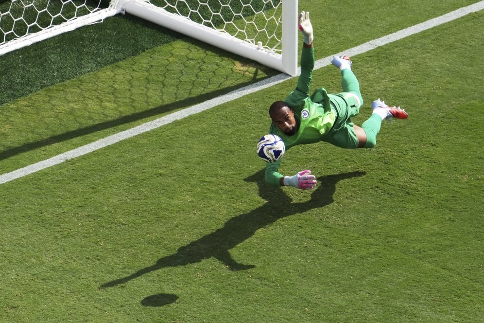 Dari Kritik Pedas ke Golden Glove, Robert Sanchez Beri Jawaban dengan Penampilan Memukau