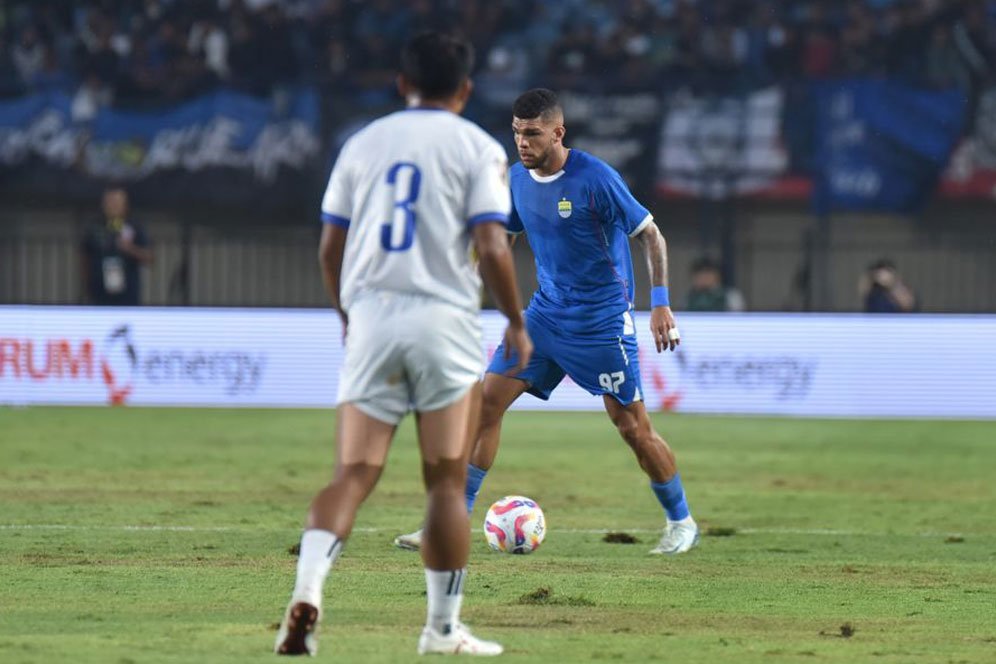Eksperimen Total! Bojan Hodak Turunkan Semua Pemain Persib Lawan Port FC, Kecuali Adam Przybek Eksperimen Total! Bojan Hodak Turunkan Semua Pemain Persib Lawan Port FC, Kecuali Adam Przybek