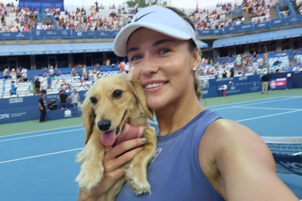Momen Menggemaskan Anak Anjing Anna Kalinskaya Serbu Lapangan Usai Kemenangan atas Emma Raducanu
