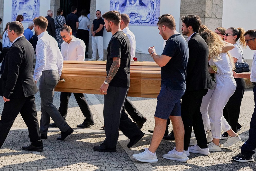 Persahabatan Sejati: Ruben Neves Antarkan Jenazah Diogo Jota ke Peristirahatan Terakhir di Portugal Persahabatan Sejati: Ruben Neves Antarkan Jenazah Diogo Jota ke Peristirahatan Terakhir di Portugal