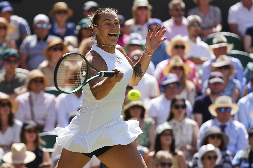 Momen Aryna Sabalenka Tolong Fans yang Kepanasan saat Nonton Semifinal Wimbledon 2025