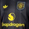 MU Hidupkan Kembali Warisan 'Kung Fu' Eric Cantona Lewat Jersey Ketiga Musim 2025/2026