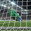 Kiper Baru PSG Lucas Chevalier Jadi Penyelamat: Tepis Penalti, Singkirkan Tottenham, Raih Trofi Pertama